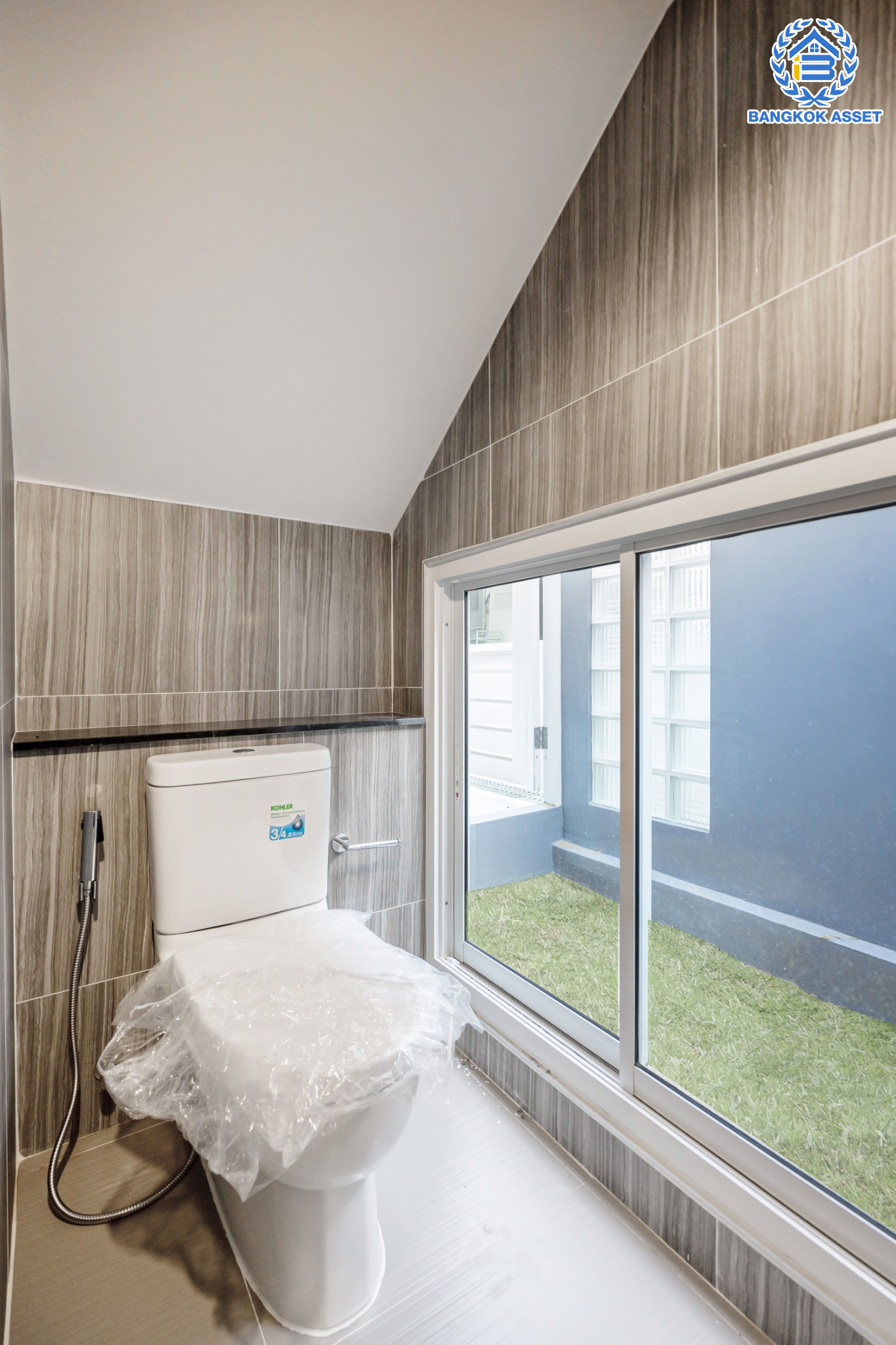 บ้านมือสองตกแต่งใหม่ ม.โนเบิลวานา ปิ่นเกล้า1 บ้านเดี่ยวหลังใหญ่ เนื้อที่ 65.6 ตร.ว. ฟังก์ชัน 3 ห้องนอน 4 ห้องน้ำ 1 ห้องแม่บ้าน จอดรถได้ 2 คัน บนสุดยอดทำเลเดินทางสะดวก หน้าโครงการติดถนนใหญ่บรมราชชนนี ใกล้ทางคู่ขนานลอยฟ้าบรมราชชนนี ม.มหิดล เซ็นทรัลศาลายา และรายล้อมด้วยสิ่งอำนวยความสะดวกครบ